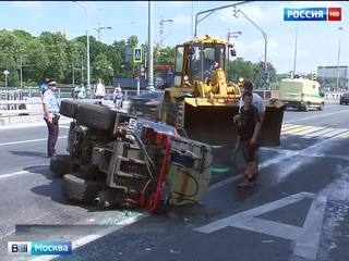 На дублере Ленинградского проспекта опрокинулся поливочный трактор