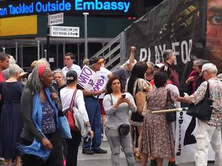 Нет фашизму и холодной войне: ньюйоркцы вышли на митинг против НАТО