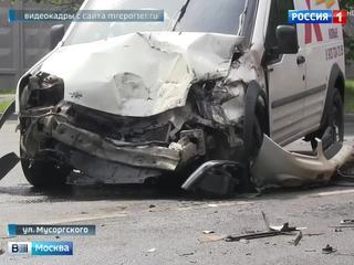 На северо-востоке Москвы мусоровоз столкнулся с легковым фургоном