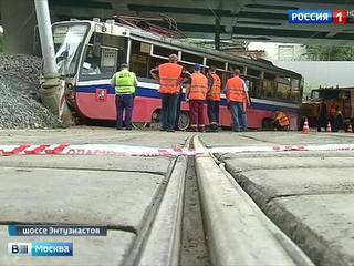 Трамвай на шоссе Энтузиастов сошел с рельсов из-за песка на путях