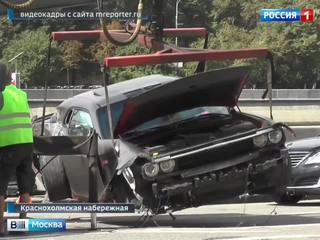 В центре Москвы спорткар протаранил машину ГИБДД