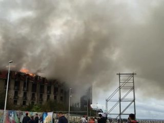 На курорте под Калининградом горит недостроенный отель. Видео