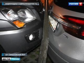 На юге Москвы автомобиль "Киа" смял четыре припаркованных машины