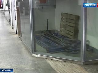 Тактильную плитку для слепых в переходе станции "Дубровка" приведут в порядок