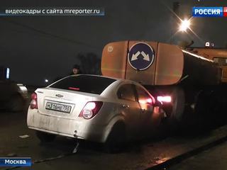На Волгоградском проспекте легковой "Шевроле" врезался в снегоуборочную машину