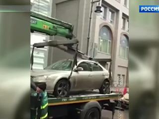 В Никитском переулке эвакуатор раздавил автомобиль. Видео