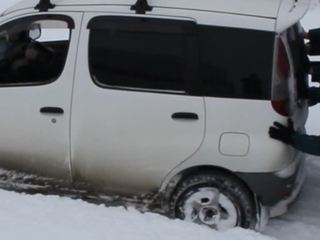 Тракторы вытащили застрявшие на снежных трассах Алтая машины