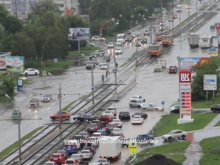В Барнауле из-за ливней перекрыли улицу