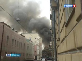 Двух человек вытащили из горящего дома в центре Москвы