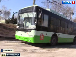 На улицы Луганска выехал первый за 9 месяцев троллейбус