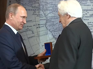 Путин вручил медали членам 