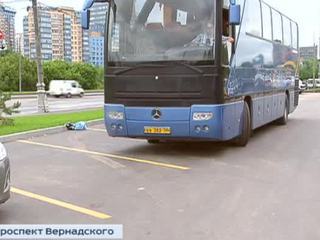 На проспекте Вернадского дворовую парковку оккупировали туристические автобусы
