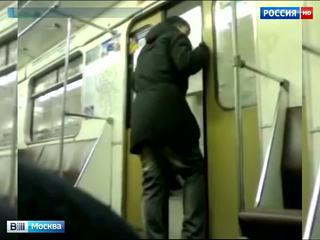 Пассажиров, которые придерживают двери поездов метро, ждет штраф в тысячу рублей