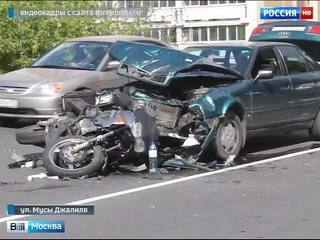 На юге Москвы столкнулись два автомобиля и мотоцикл