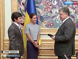 Трезубец для Гайдар: советница Саакашвили получила из рук Порошенко правильный паспорт