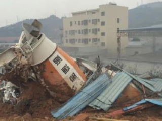 Сход оползня в Китае: обрушились 20 домов, взорвалась заправка
