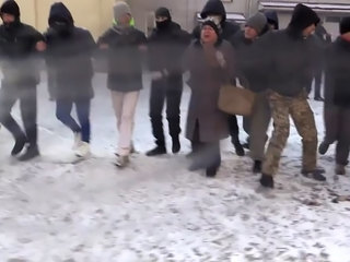 В Житомире молодчики в масках захватили кондитерскую фабрику