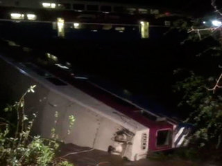 В США вагон пригородного поезда упал в реку: 14 пострадавших