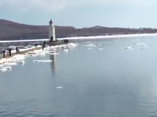 Заплыв на льдине: приморские спасатели спасли двух девочек