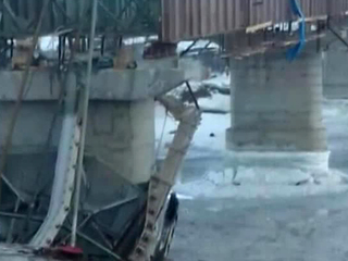 В Минусинске четыре человека пострадали в результате обрушения моста