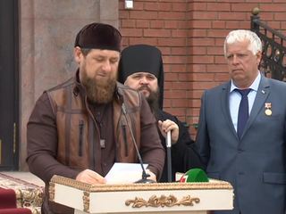 На Вербное воскресенье Кадыров подарил настоятелю храма машину