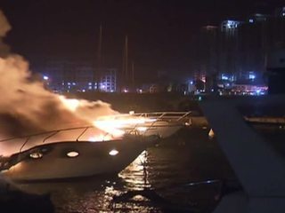 Люксовая яхта, несколько катеров и лодок сгорело в порту Алжира