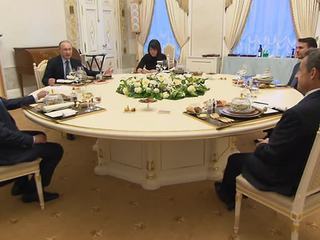 Путин и Саркози встретились в Стрельне за неформальным ужином