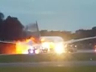 Пассажирский авиалайнер загорелся во время посадки в Сингапуре