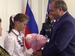 За спасение детей на Сямозере Пучков подарил девочке четырехтомник по ОБЖ