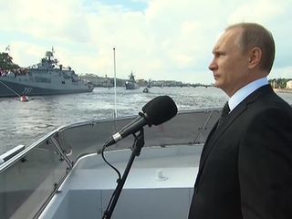 Путин отказался от зонтика на параде в честь Дня ВМФ