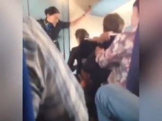 В Улан-Удэ пассажиры остановили взлет самолета из-за ужасного состояния судна