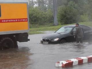 Дождь в Москве: Яуза вышла из берегов, людей эвакуируют из затопленных машин
