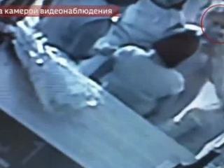 В Туве сотрудница МВД избила официанток и назвала их нищебродами
