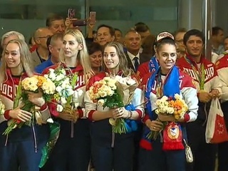 В аэропорту Шереметьево торжественно встретили олимпийцев