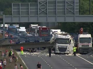 Рухнувший мост расплющил машины на автостраде, соединяющей Лондон с Евротуннелем