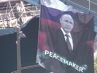 Жители Нью-Йорка полюбовались огромным баннером с изображением Путина