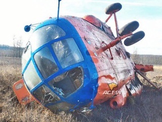 Геофизики, выжившие во время крушения вертолета, сделали селфи на его фоне