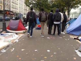 Выдворенные из Кале мигранты захватили три округа Парижа