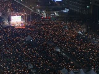 Южнокорейцы снова протестуют против своего президента