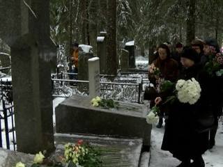 Память академика Лихачева почтили на Комаровском кладбище