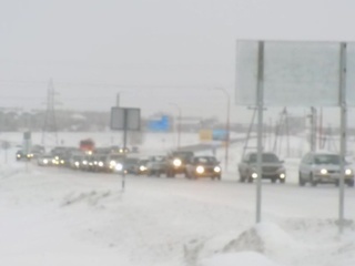 На Алтае из снежного затора выкопали 5 машин с людьми