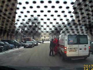 Петербург: на водителя скорой напали с ножом