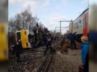 В Бельгии опрокинулся на бок поезд с пассажирами