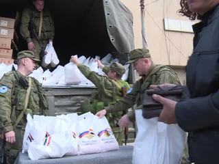 Российские военные передали сирийцам более пяти тонн гуманитарных грузов