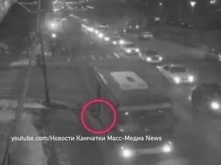 Автобус два километра тащил выпавшую пассажирку