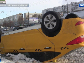 На севере Москвы перевернулось такси, пострадал водитель