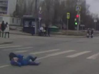 В Москве иномарка сбила школьника на пешеходном переходе