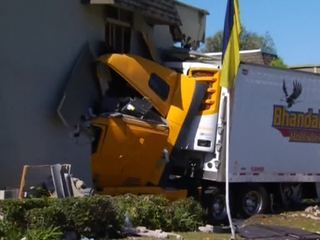 В Калифорнии грузовик въехал в жилой дом