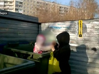Женщина посадила ребенка в мусорный бак, чтобы ей не мешали