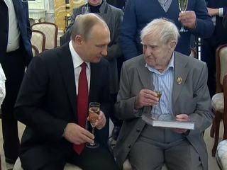 Путин наградил Гранина за гуманитарные достижения